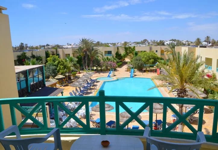Vue depuis le balcon d’une chambre vue piscine : la grande piscine et les parasols